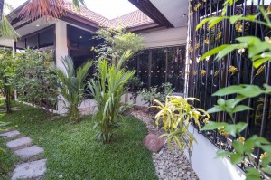 57_Thai_Villa_Rental_Pattaya_garden_side 
