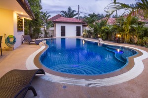 65_Thai_Villa_Rental_Pattaya_pool_night 