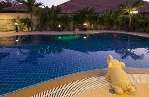 72_Thai_Villa_Rental_Pattaya_pool_wall_lights 